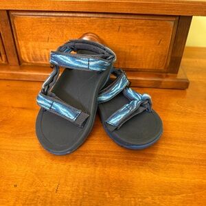 Teva kids boys  size 7 blue sandals Velcro straps adjustable